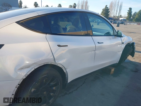 2021 Tesla Model Y Standard Range z VIN 5YJYGDED4MF123311, wystawiony jako IAAI lot #41200519 z przebiegiem 70 190 mil mil oraz . Historia ofert i sprzedaży dostępna na DreamBid. Obrazek 6.