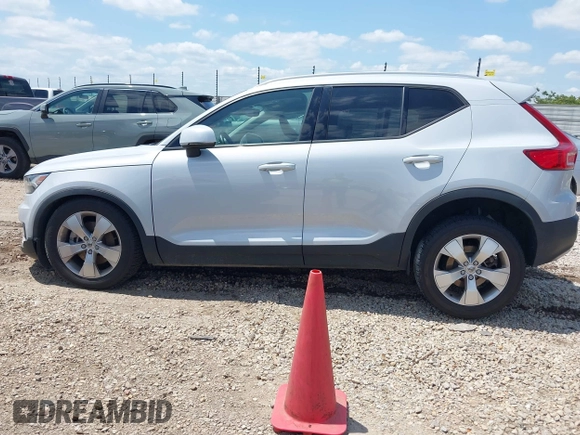 2021 Volvo XC40 Momentum z VIN YV4AC2HK4M2486512, wystawiony jako IAAI lot #42252265 z przebiegiem 56 397 mil mil oraz . Historia ofert i sprzedaży dostępna na DreamBid. Obrazek 14.