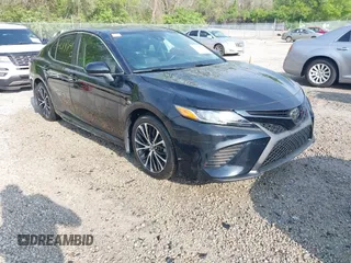 2020 Toyota Camry SE z VIN 4T1G11AK7LU970275, wystawiony jako IAAI lot #42149780 z przebiegiem 67 969 mil mil oraz . Historia ofert i sprzedaży dostępna na DreamBid. Obrazek 1.
