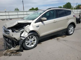 2018 Ford Escape SE z VIN 1FMCU9GD5JUC08024, wystawiony jako Copart lot #56531105 z przebiegiem 54 104 mil mil oraz Szkody całkowita. Historia ofert i sprzedaży dostępna na DreamBid. Obrazek 1.