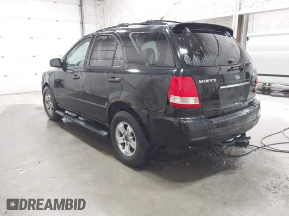2005 Kia Sorento LX with VIN KNDJD733055384279, listed as a IAAI auction lot 40684096 with 161,624 mi miles. Bid and sale history available at carsss.com. Image 3.
