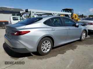 2025 Toyota Camry LE z VIN 4T1DAACK8SU058480, wystawiony jako Copart lot #59439305 z przebiegiem 88 mil mil oraz Czysty tytuł • Clean title. Historia ofert i sprzedaży dostępna na DreamBid. Obrazek 3.