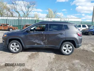 2019 Jeep Compass Latitude z VIN 3C4NJDBB3KT849487, wystawiony jako IAAI lot #41996602 z przebiegiem 45 138 mil mil oraz . Historia ofert i sprzedaży dostępna na DreamBid. Obrazek 6.