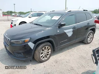 2019 Jeep Cherokee Latitude z VIN 1C4PJLCB2KD114541, wystawiony jako IAAI lot #42399685 z przebiegiem 174 052 mil mil oraz . Historia ofert i sprzedaży dostępna na DreamBid. Obrazek 2.
