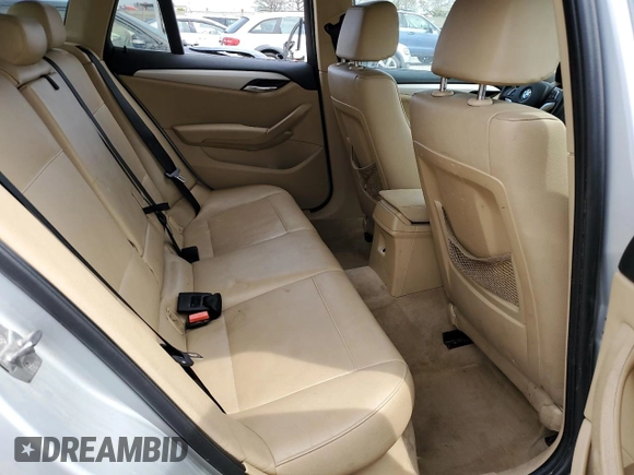 2015 BMW X1 sDrive28i z VIN WBAVM1C55FV317854, wystawiony jako Copart lot #52201705 z przebiegiem 86 015 mil mil oraz Szkoda całkowita • Salvage title. Historia ofert i sprzedaży dostępna na DreamBid. Obrazek 11.