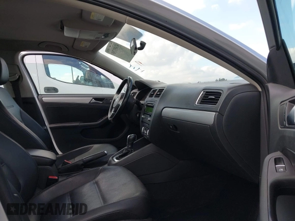 2013 Volkswagen Jetta Sedan SE with VIN 3VWDP7AJ9DM218211, listed as a IAAI auction lot 41493793 with 211,789 mi miles. Bid and sale history available at carsss.com. Image 5.