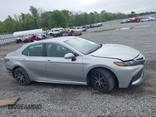 2023 Toyota Camry SE z VIN 4T1G11AK4PU724404, wystawiony jako IAAI lot #41925212 z przebiegiem 53 225 mil mil oraz . Historia ofert i sprzedaży dostępna na DreamBid. Obrazek 14.