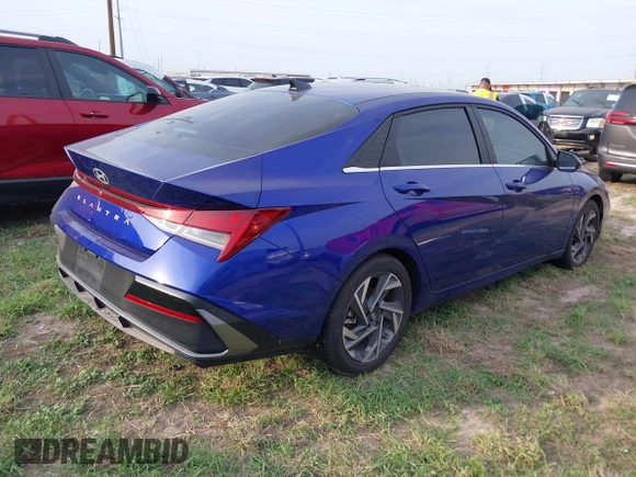 2024 Hyundai Elantra SEL z VIN KMHLS4DG2RU821902, wystawiony jako IAAI lot #41938643 z przebiegiem 6 381 mil mil oraz . Historia ofert i sprzedaży dostępna na DreamBid. Obrazek 4.