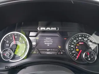 2025 Ram 1500 Big Horn z VIN 1C6SRFFP5SN502795, wystawiony jako IAAI lot #41498981 z przebiegiem 6 565 mil mil oraz . Historia ofert i sprzedaży dostępna na DreamBid. Obrazek 7.