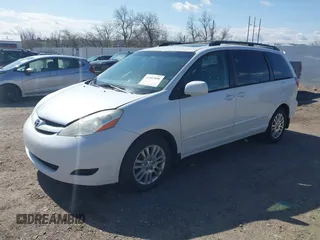 2008 Toyota Sienna XLE z VIN 5TDZK22C98S195819, wystawiony jako IAAI lot #42082880 z przebiegiem 174 319 mil mil oraz . Historia ofert i sprzedaży dostępna na DreamBid. Obrazek 2.