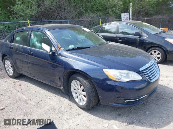 2014 Chrysler 200 Limited z VIN 1C3CCBCG2EN192433, wystawiony jako IAAI lot #42211314 z przebiegiem 158 668 mil mil oraz . Historia ofert i sprzedaży dostępna na DreamBid. Obrazek 1.