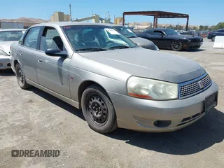2003 Saturn LS z VIN 1G8JU54F73Y506784, wystawiony jako IAAI lot #42286124 z przebiegiem 202 185 mil mil oraz . Historia ofert i sprzedaży dostępna na DreamBid. Obrazek 1.