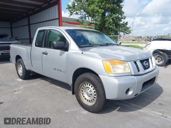 2008 Nissan Titan XE z VIN 1N6BA06A48N358946, wystawiony jako IAAI lot #42456610 z przebiegiem 217 552 mil mil oraz . Historia ofert i sprzedaży dostępna na DreamBid. Obrazek 1.