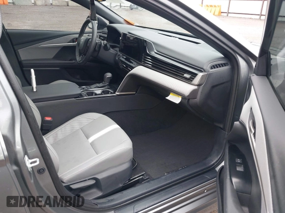2025 Toyota Camry LE z VIN 4T1DAACK5SU527380, wystawiony jako IAAI lot #42116438 z przebiegiem 4 917 mil mil oraz . Historia ofert i sprzedaży dostępna na DreamBid. Obrazek 5.