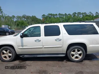 2008 Chevrolet Suburban LTZ z VIN 1GNFC16JX8R252506, wystawiony jako IAAI lot #42402610 z przebiegiem 308 625 mil mil oraz . Historia ofert i sprzedaży dostępna na DreamBid. Obrazek 14.