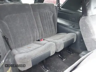 2001 Chevrolet Blazer LS z VIN 1GNCT18W11K246877, wystawiony jako IAAI lot #42375718 z przebiegiem 264 652 mil mil oraz . Historia ofert i sprzedaży dostępna na DreamBid. Obrazek 8.