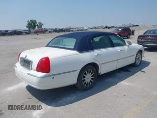 2006 Lincoln Town Car Signature z VIN 1LNHM81W46Y634376, wystawiony jako IAAI lot #42442418 z przebiegiem 211 275 mil mil oraz . Historia ofert i sprzedaży dostępna na DreamBid. Obrazek 4.