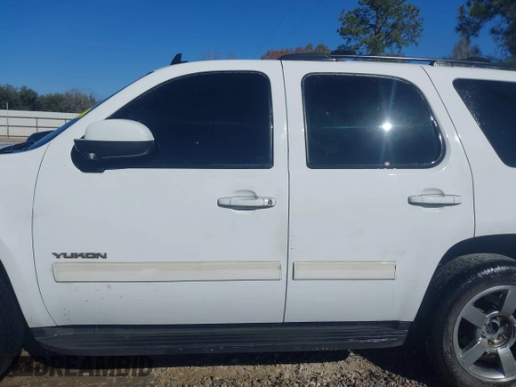 2011 GMC Yukon SLE with VIN 1GKS1AE01BR357646, listed as a IAAI auction lot 41352588 with 193,225 mi miles. Bid and sale history available at carsss.com. Image 14.