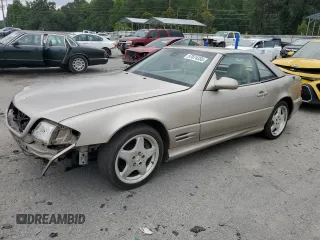 1999 Mercedes-Benz SL 500 z VIN WDBFA68F4XF184352, wystawiony jako Copart lot #57874355 z przebiegiem 215 118 mil mil oraz Tytuł czysty. Historia ofert i sprzedaży dostępna na DreamBid. Obrazek 1.