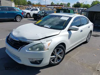 2015 Nissan Altima SV z VIN 1N4AL3AP9FC233381, wystawiony jako IAAI lot #42053865 z przebiegiem 176 593 mil mil oraz . Historia ofert i sprzedaży dostępna na DreamBid. Obrazek 2.