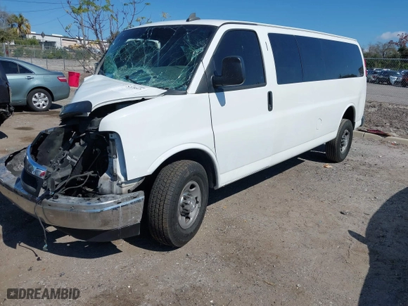 2017 Chevrolet Express Passenger LT with VIN 1GAZGPFG6H1342809, listed as a IAAI auction lot 41522897 with 1 mi miles. Bid and sale history available at carsss.com. Image 18.