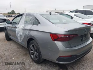 2024 Volkswagen Jetta SE z VIN 3VWEM7BU9RM083387, wystawiony jako IAAI lot #42431499 z przebiegiem 32 476 mil mil oraz . Historia ofert i sprzedaży dostępna na DreamBid. Obrazek 3.
