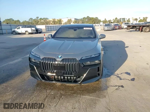 2023 BMW i7 xDrive60 z VIN WBY53EJ02PCL65182, wystawiony jako Copart lot #75177134 z przebiegiem 14 777 mil mil oraz Nie do naprawy. Historia ofert i sprzedaży dostępna na DreamBid. Obrazek 14.
