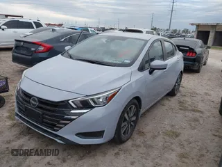 2024 Nissan Versa SV z VIN 3N1CN8EV1RL852359, wystawiony jako IAAI lot #41964102 z przebiegiem 17 837 mil mil oraz . Historia ofert i sprzedaży dostępna na DreamBid. Obrazek 2.