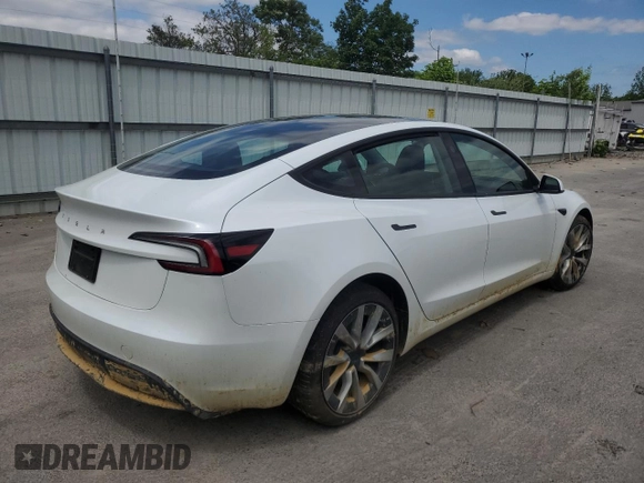 2025 Tesla Model 3 Long Range z VIN 5YJ3E1EAXSF971341, wystawiony jako Copart lot #57615695 z przebiegiem 4 823 mil mil oraz Szkoda całkowita • Salvage title. Historia ofert i sprzedaży dostępna na DreamBid. Obrazek 3.