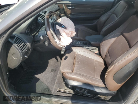 2013 BMW 1 Series 128i z VIN WBAUP9C58DVS95329, wystawiony jako Copart lot #56986015 z przebiegiem 115 518 mil mil oraz Szkoda całkowita • Salvage title. Historia ofert i sprzedaży dostępna na DreamBid. Obrazek 7.