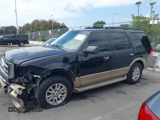 2013 Ford Expedition XLT z VIN 1FMJU1H53DEF16906, wystawiony jako IAAI lot #42196613 z przebiegiem 203 071 mil mil oraz . Historia ofert i sprzedaży dostępna na DreamBid. Obrazek 15.