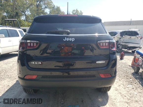 2024 Jeep Compass Latitude Lux z VIN 3C4NJDFN7RT136185, wystawiony jako Copart lot #69064434 z przebiegiem 339 mil mil oraz Szkoda całkowita • Salvage title. Historia ofert i sprzedaży dostępna na DreamBid. Obrazek 6.