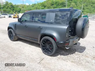 2024 Land Rover Defender Carpathian Edition z VIN SALEWEEE4R2246274, wystawiony jako IAAI lot #42209180 z przebiegiem 14 471 mil mil oraz . Historia ofert i sprzedaży dostępna na DreamBid. Obrazek 3.