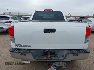 2013 Toyota Tundra z VIN 5TFRM5F16DX053095, wystawiony jako IAAI lot #41481305 z przebiegiem 226 696 mil mil oraz . Historia ofert i sprzedaży dostępna na DreamBid. Obrazek 16.