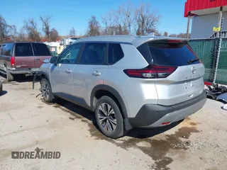 2023 Nissan Rogue SV z VIN 5N1BT3BA5PC813992, wystawiony jako IAAI lot #41737630 z przebiegiem 16 033 mil mil oraz . Historia ofert i sprzedaży dostępna na DreamBid. Obrazek 3.