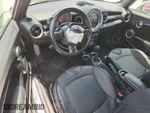 2015 MINI Convertible S с VIN WMWZP3C50F2A91635, выставлен на аукционе Copart как лот 61482285 с пробегом 105 437 миль миль и Списание • Salvage title. История ставок и продаж доступна на DreamBid. Изображение 8.