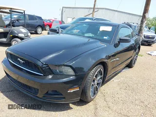 2013 Ford Mustang V6 z VIN 1ZVBP8AM7D5245937, wystawiony jako IAAI lot #41942028 z przebiegiem 207 037 mil mil oraz . Historia ofert i sprzedaży dostępna na DreamBid. Obrazek 2.