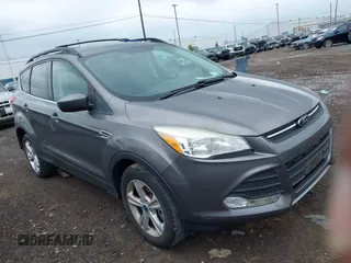 2013 Ford Escape SE z VIN 1FMCU9GX4DUB35629, wystawiony jako IAAI lot #42446685 z przebiegiem 103 420 mil mil oraz . Historia ofert i sprzedaży dostępna na DreamBid. Obrazek 1.