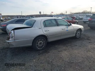 2008 Lincoln Town Car Limited z VIN 2LNHM82V78X646773, wystawiony jako IAAI lot #41738970 z przebiegiem 135 938 mil mil oraz . Historia ofert i sprzedaży dostępna na DreamBid. Obrazek 4.