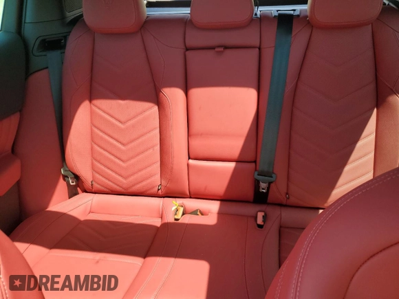 2023 Maserati Grecale Modena z VIN ZN682AVM4P7432217, wystawiony jako Copart lot #55184694 z przebiegiem 1417 mil mil oraz . Historia ofert i sprzedaży dostępna na DreamBid. Obrazek 11.