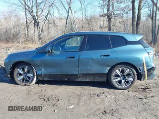2025 BMW iX xDrive50 z VIN WB523CF09SCS94052, wystawiony jako IAAI lot #41822349 z przebiegiem 1233 mil mil oraz . Historia ofert i sprzedaży dostępna na DreamBid. Obrazek 14.