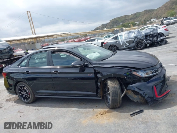 2025 Volkswagen Jetta GLI Autobahn z VIN 3VW2T7BU9SM003551, wystawiony jako IAAI lot #41808269 z przebiegiem 4 038 mil mil oraz . Historia ofert i sprzedaży dostępna na DreamBid. Obrazek 13.