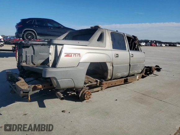 2002 Chevrolet Avalanche z VIN 3GNEC13TX2G108379, wystawiony jako Copart lot #47256045 z przebiegiem Nie podano mil oraz Nie do naprawy • Non repairable. Historia ofert i sprzedaży dostępna na DreamBid. Obrazek 3.