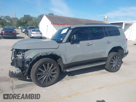 2024 Lexus GX 550 Luxury z VIN JTJVBCDX7R5019750, wystawiony jako IAAI lot #41505401 z przebiegiem 7 695 mil mil oraz . Historia ofert i sprzedaży dostępna na DreamBid. Obrazek 14.