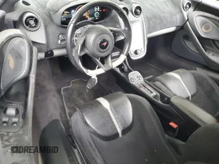 2017 McLaren 570S z VIN SBM13DAA7HW003763, wystawiony jako Copart lot #57582895 z przebiegiem 43 165 mil mil oraz Szkody całkowita. Historia ofert i sprzedaży dostępna na DreamBid. Obrazek 8.