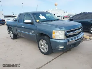 2011 Chevrolet Silverado 1500 LT with VIN 1GCRCSE03BZ164361, listed as a IAAI auction lot 41567590 with 197,659 mi miles. Bid and sale history available at carsss.com. Image 1.