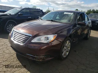 2012 Chrysler 200 Touring z VIN 1C3CCBBG8CN184805, wystawiony jako Copart lot #57435165 z przebiegiem 162 698 mil mil oraz Szkoda całkowita • Salvage title. Historia ofert i sprzedaży dostępna na DreamBid. Obrazek 1.