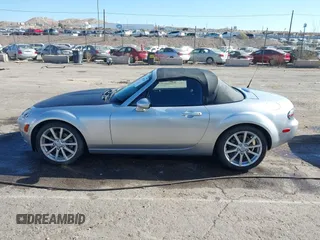 2007 Mazda MX-5 Miata Sport z VIN JM1NC25F170126965, wystawiony jako IAAI lot #41003125 z przebiegiem 99 338 mil mil oraz . Historia ofert i sprzedaży dostępna na DreamBid. Obrazek 14.