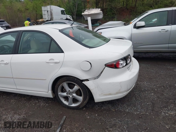 2008 Mazda 6 i Sport VE with VIN 1YVHP80C485M15970, listed as a IAAI auction lot 41972562 with 224,587 mi miles. Bid and sale history available at carsss.com. Image 5.