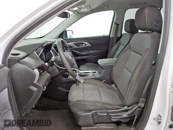 2021 Chevrolet Traverse LS z VIN 1GNERFKW4MJ138373, wystawiony jako Copart lot #56994505 z przebiegiem 64 609 mil mil oraz Czysty tytuł • Clean title. Historia ofert i sprzedaży dostępna na DreamBid. Obrazek 7.